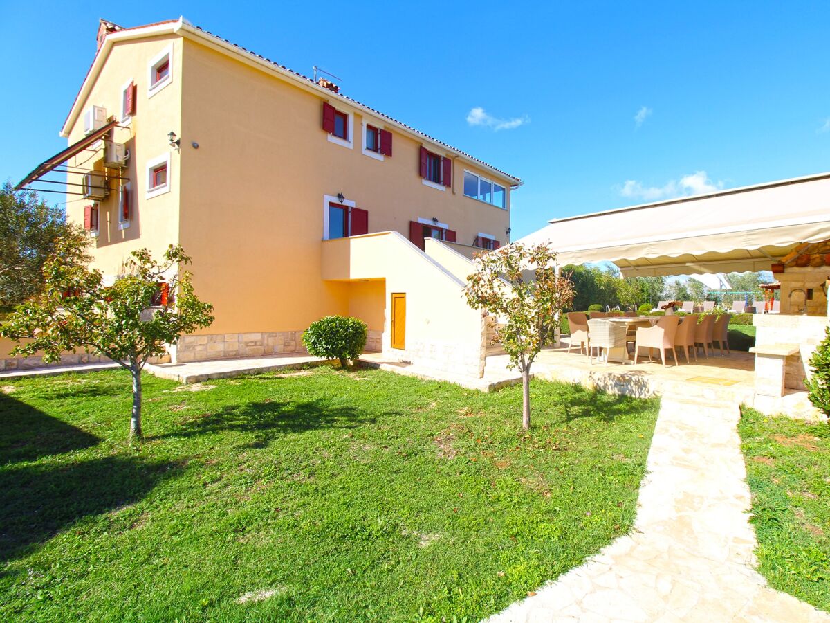 Holiday house Comfortable and spacious house with terrace Šišan, Medulin K-20775 - Outdoor photo 2