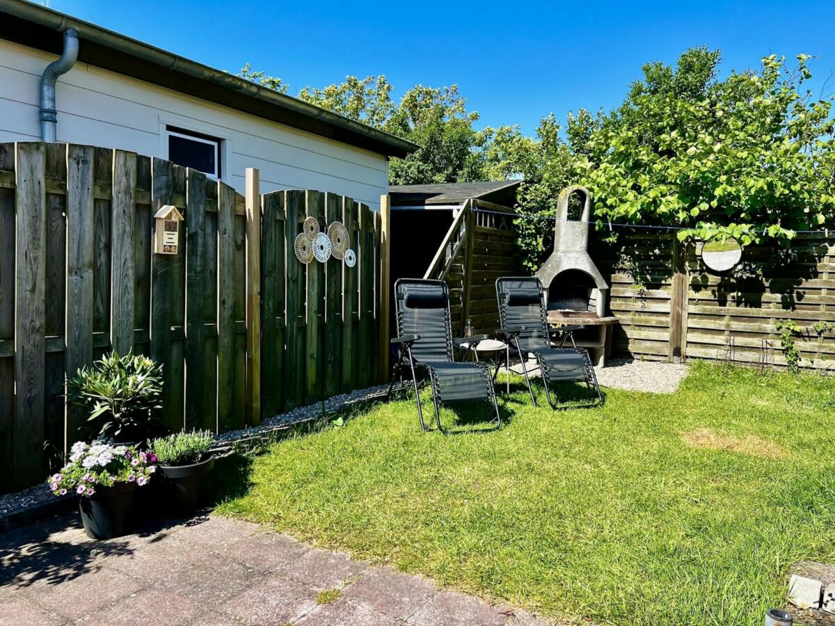 Holiday house Bungalow in park with fenced garden - Outdoor photo 2