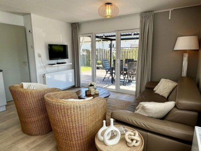 Holiday house Bungalow in park with fenced garden - Outdoor photo 4