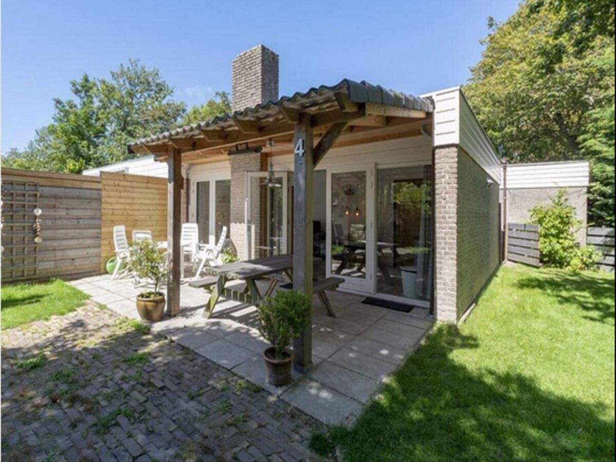 Holiday house Cosy bungalow on quiet resort near beach