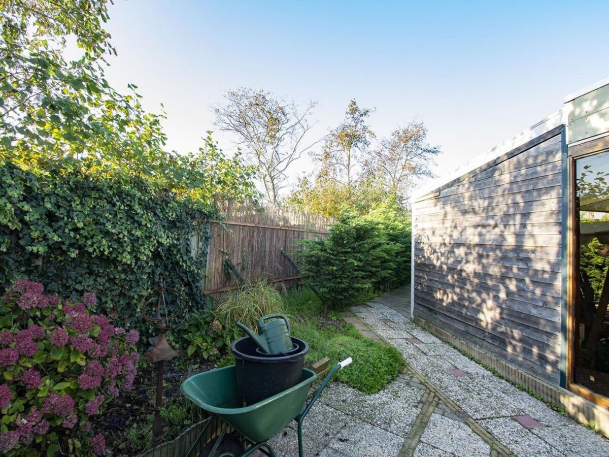 Holiday house Furnished bungalow with garden - Outdoor photo 2