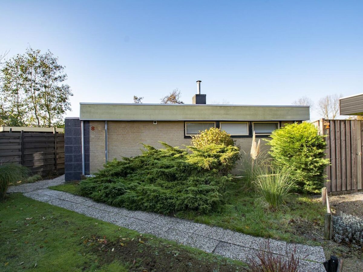 Holiday house Furnished bungalow with garden - Outdoor photo 4