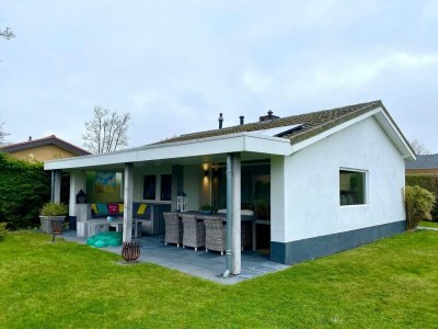 Holiday house Lovely holiday bungalow with garden in Sint Maartenszee - Holiday house
