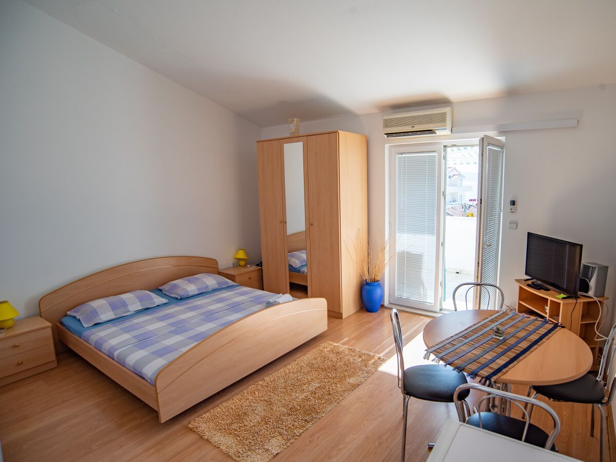 Apartment One bedroom apartment near beach Sumpetar, Omiš A-2808-b