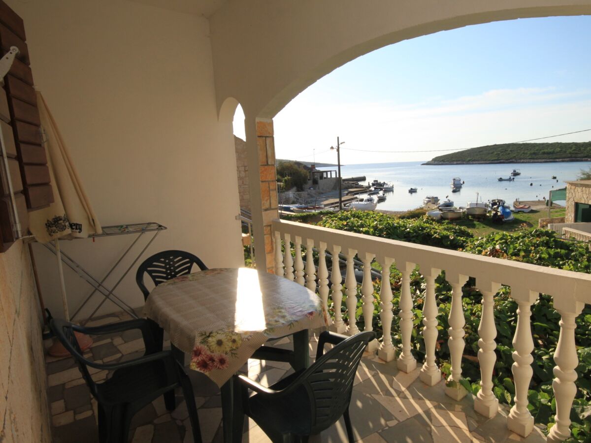 Apartment One bedroom apartment near beach Rukavac, Vis A-1154-b