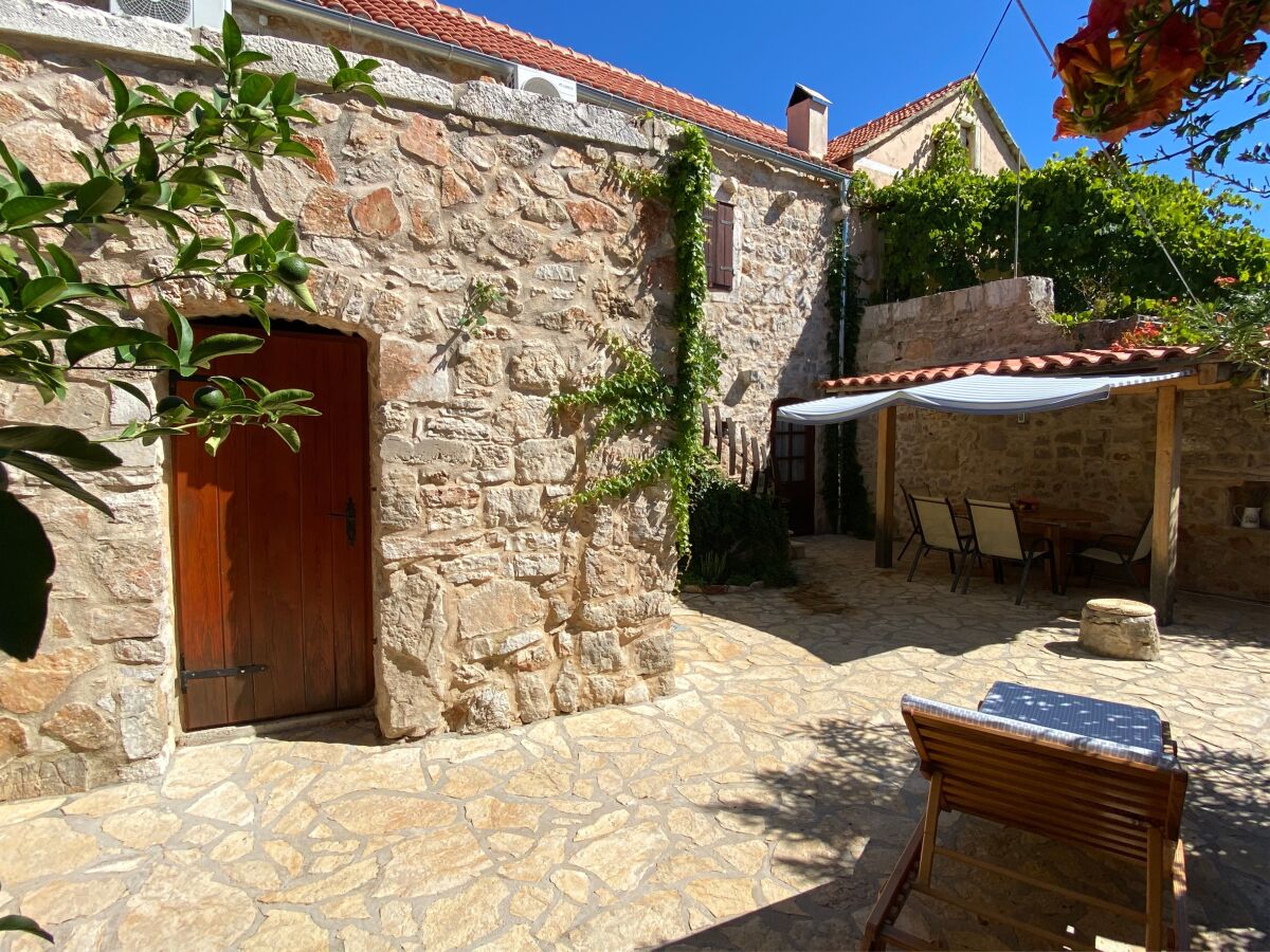Holiday house with a swimming pool Vrbanj, Hvar - 11040