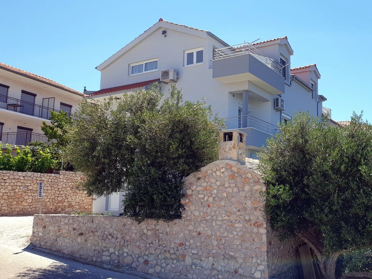 Apartment Two bedroom apartment with balcony and sea view Bilo, Primošten A-12870-b