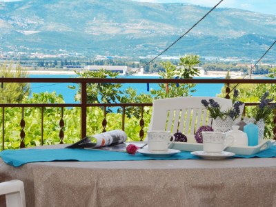 Apartment One bedroom apartment with terrace and sea view Arbanija, Čiovo A-5228-c in Slatine - Apartment