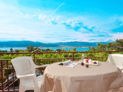 Apartment Three bedroom apartment with balcony and sea view Arbanija, Čiovo A-5228-e in Slatine - Apartment