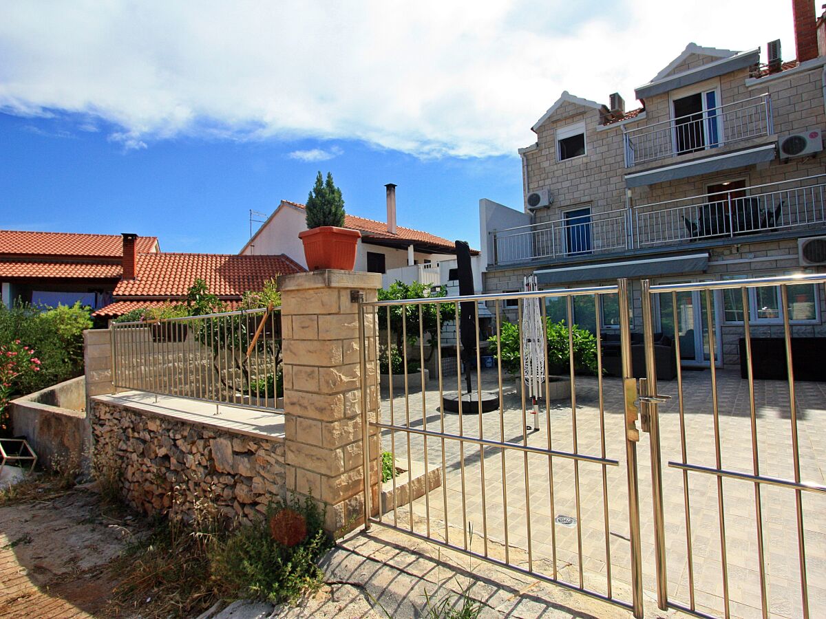 Apartment Three bedroom apartment with terrace and sea view Supetar, Brač A-5665-a - Outdoor photo 5