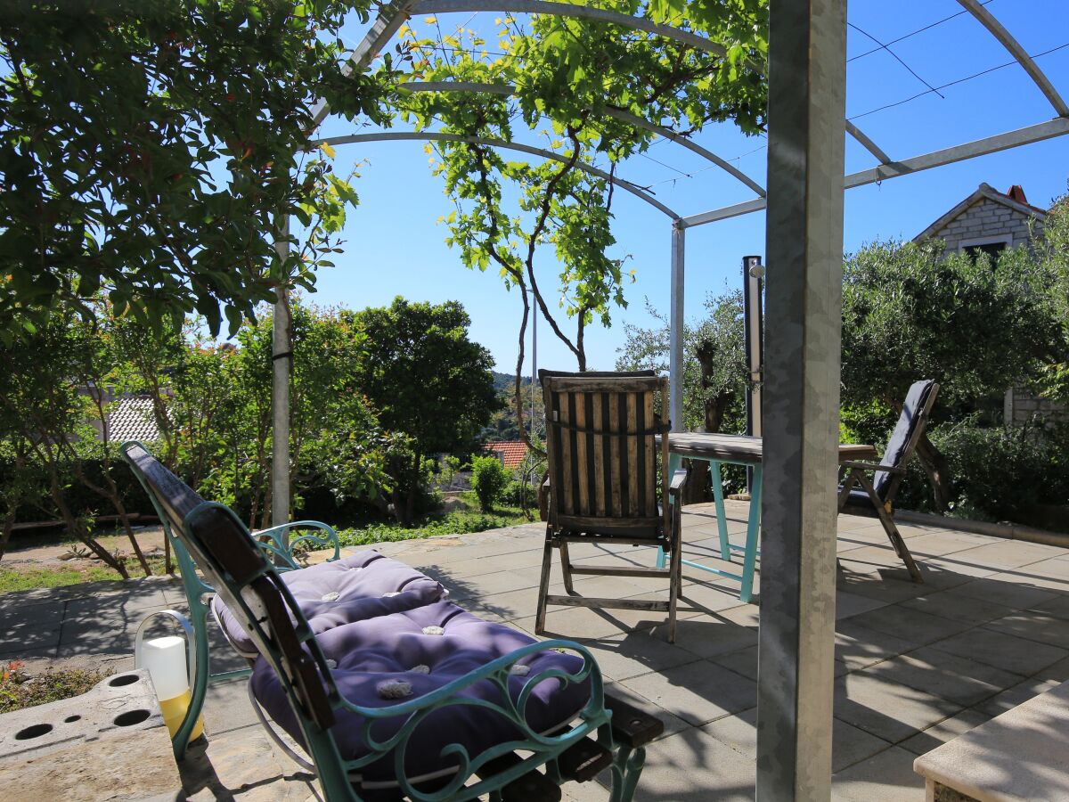 Apartment Studio flat with terrace Splitska, Brač AS-17023-a