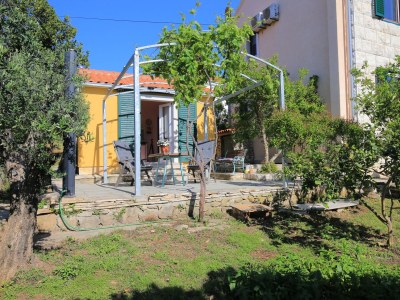 Apartment Studio flat with terrace Splitska, Brač AS-17023-a - Outdoor photo 8