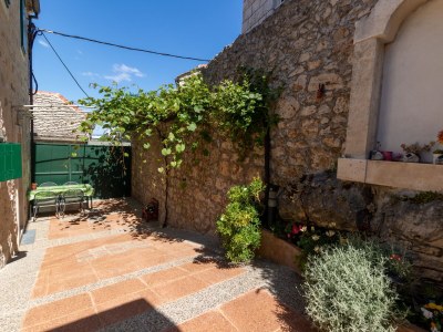 Apartment Two bedroom apartment with terrace Postira, Brač A-19107-a - Outdoor photo 8