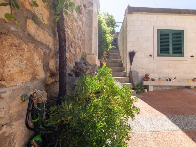 Apartment Two bedroom apartment with terrace Postira, Brač A-19107-a - Outdoor photo 9