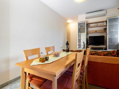 Apartment Two bedroom apartment with terrace Postira, Brač A-19107-a - Outdoor photo 14