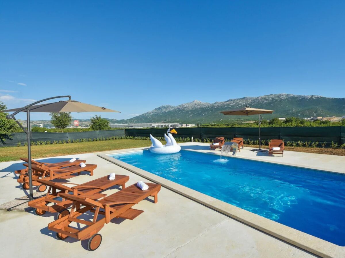 Holiday house Comfortable and spacious house with terrace Dugopolje, Zagora K-19033 - Outdoor photo 5