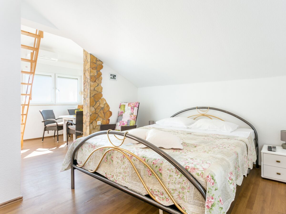 Apartment Three bedroom apartment with terrace and sea view Kaštel Kambelovac, Kaštela A-21027-a