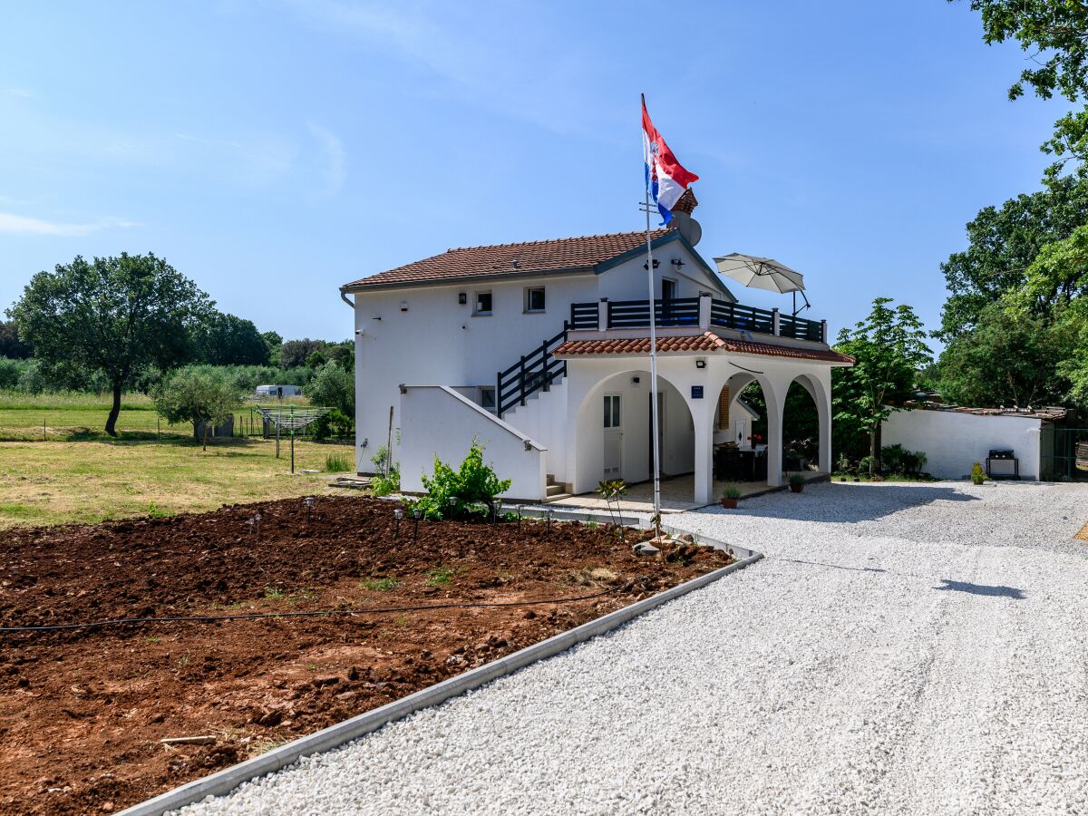 Holiday house Four-bedroom house with terrace Medulin K-21049 - Outdoor photo 4