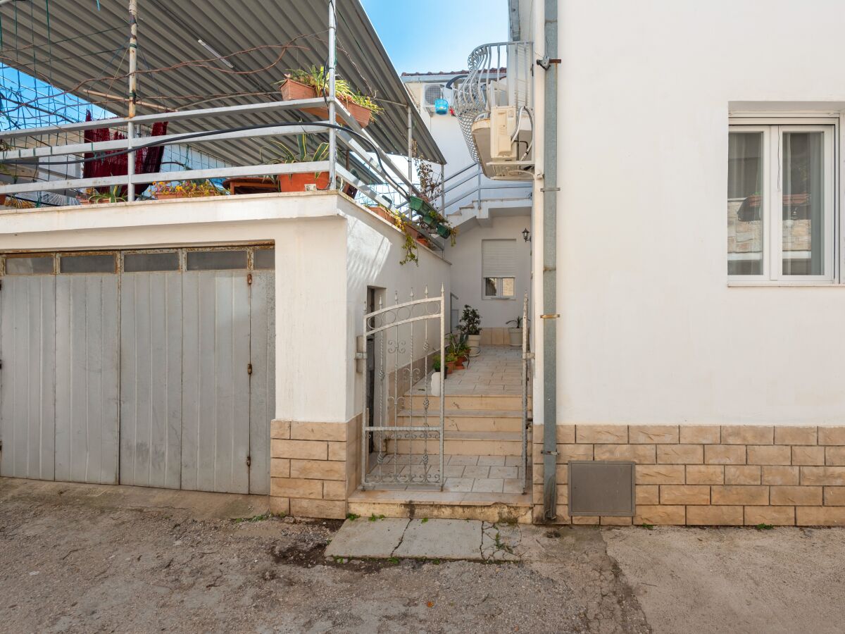 Apartment Two bedroom apartment with terrace Jelsa, Hvar A-11319-a - Outdoor photo 4