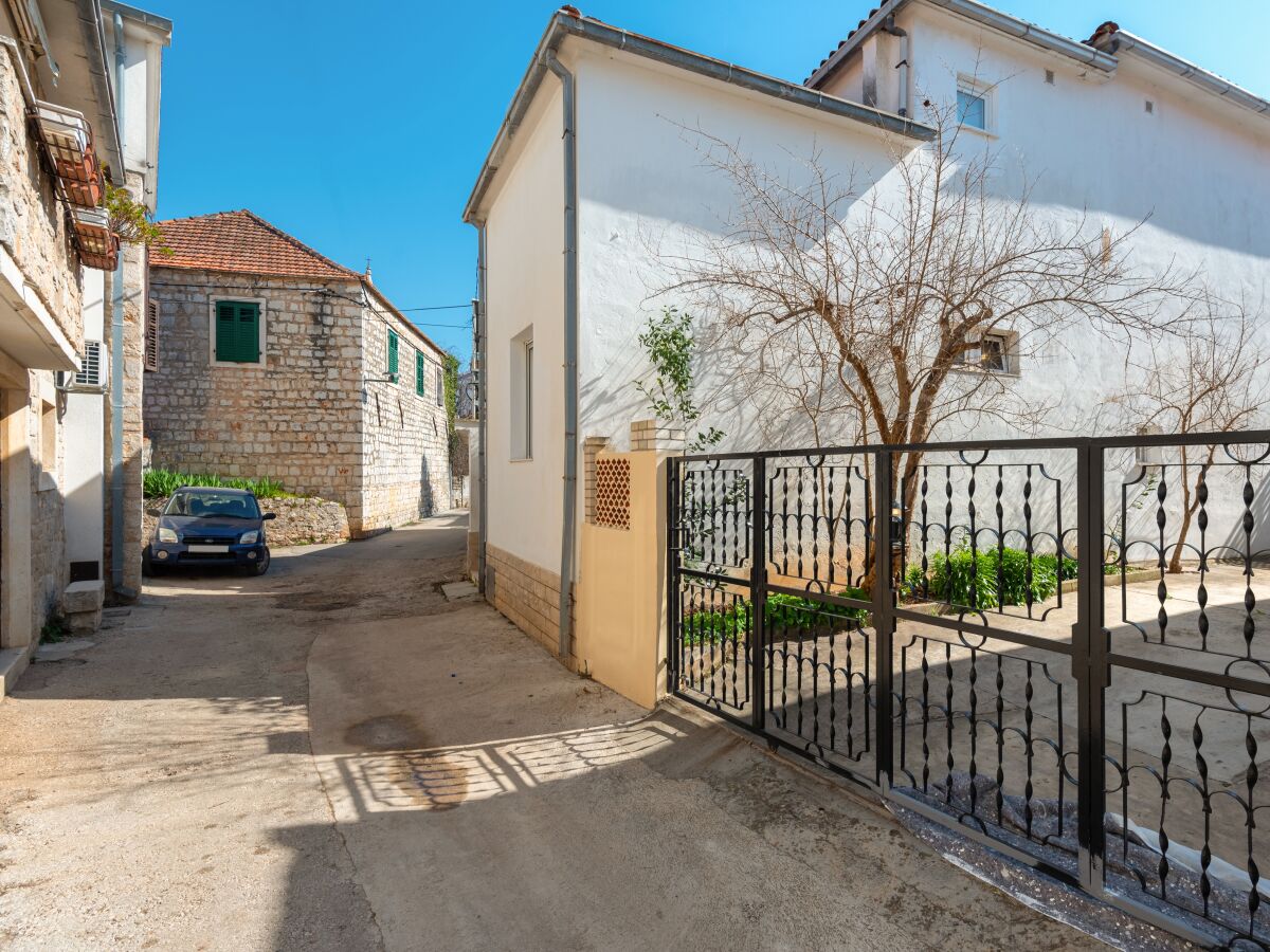 Apartment Two bedroom apartment with terrace Jelsa, Hvar A-11319-a - Outdoor photo 5