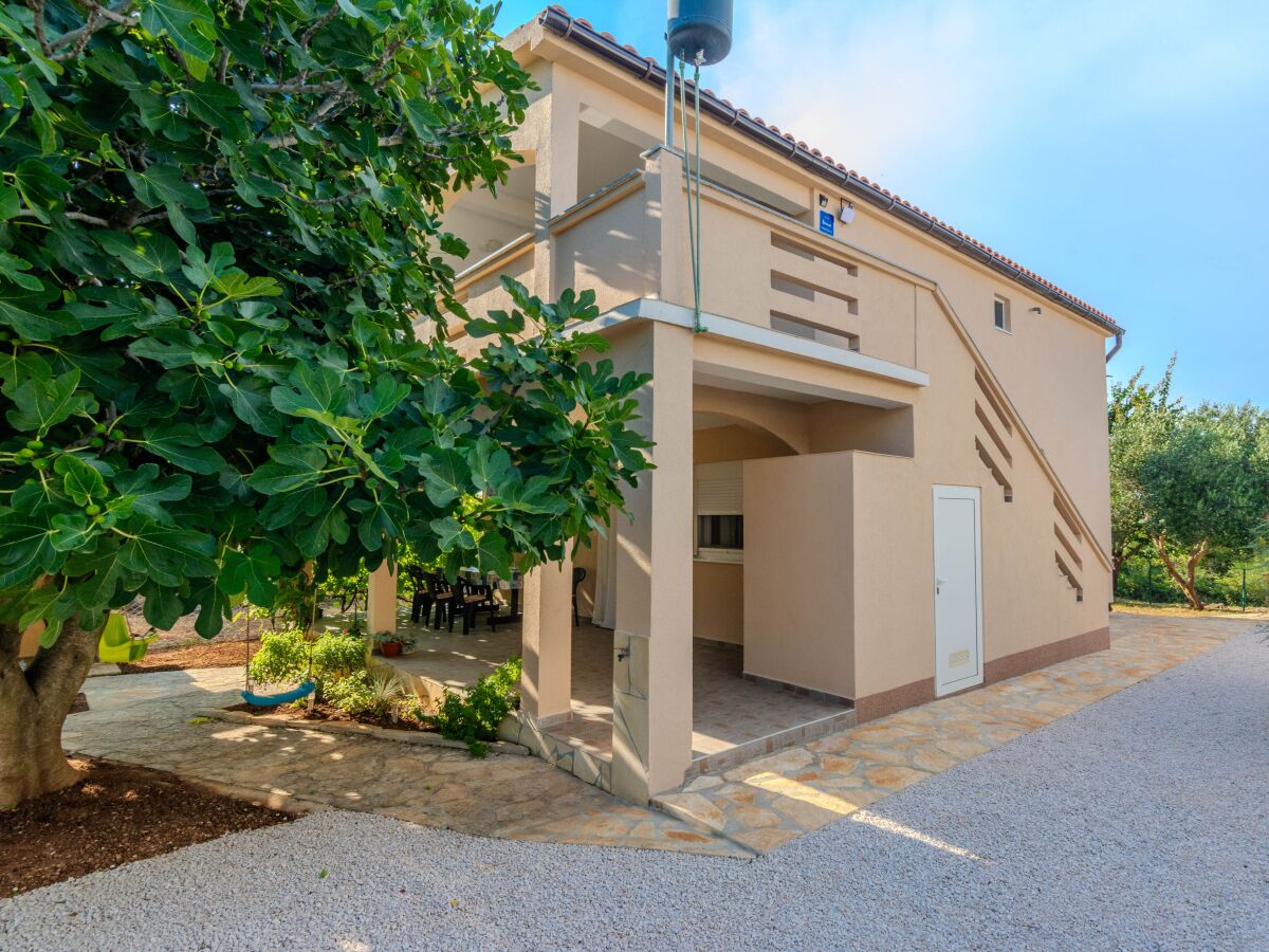 Apartment Three bedroom apartment with terrace Vir - Lozice, Vir A-23549-a