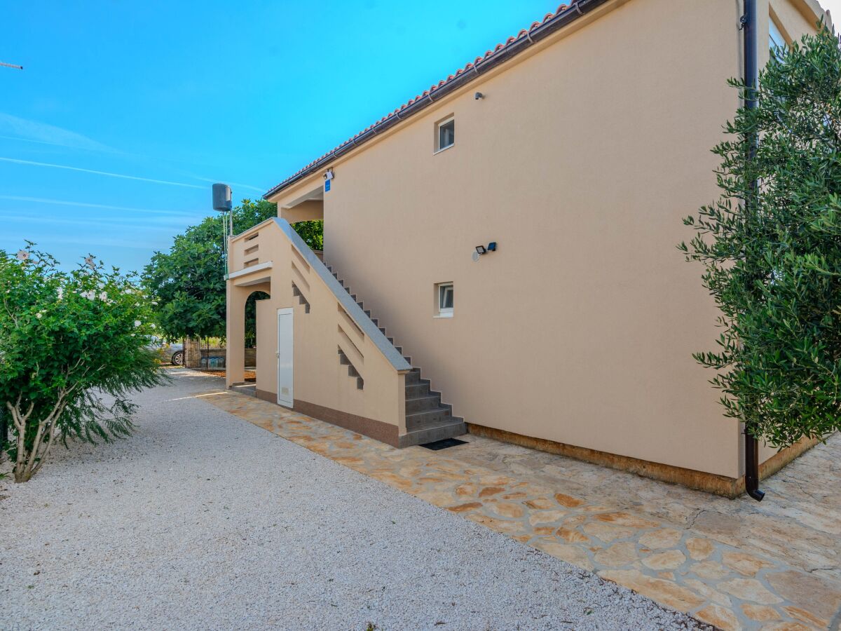 Apartment Three bedroom apartment with terrace Vir - Lozice, Vir A-23549-a - Outdoor photo 2