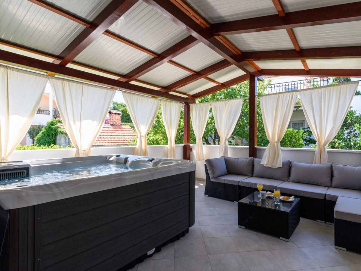 Apartment Two bedroom apartment near beach Arbanija, Čiovo A-16762-a