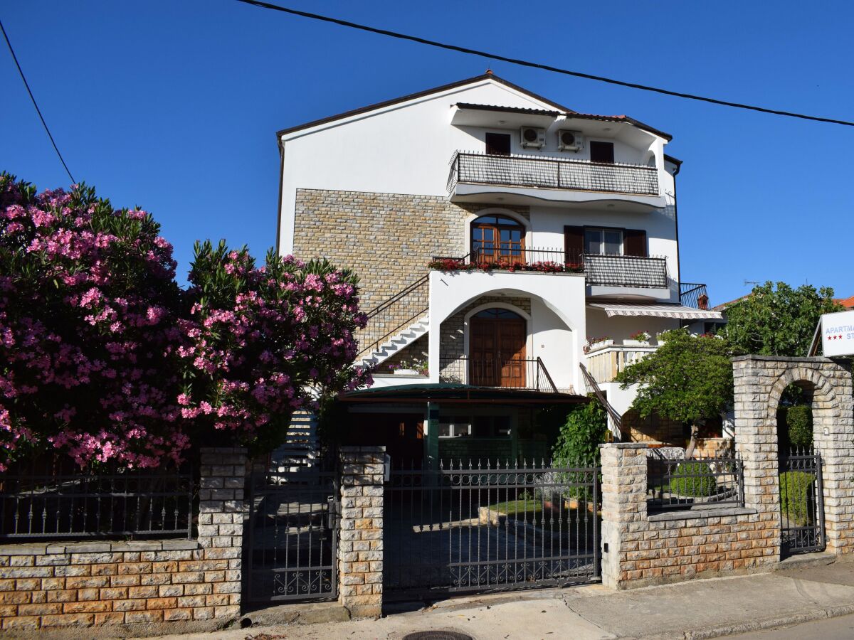 Apartment Three bedroom apartment with balcony and sea view Sveti Filip i Jakov, Biograd A-4299-a