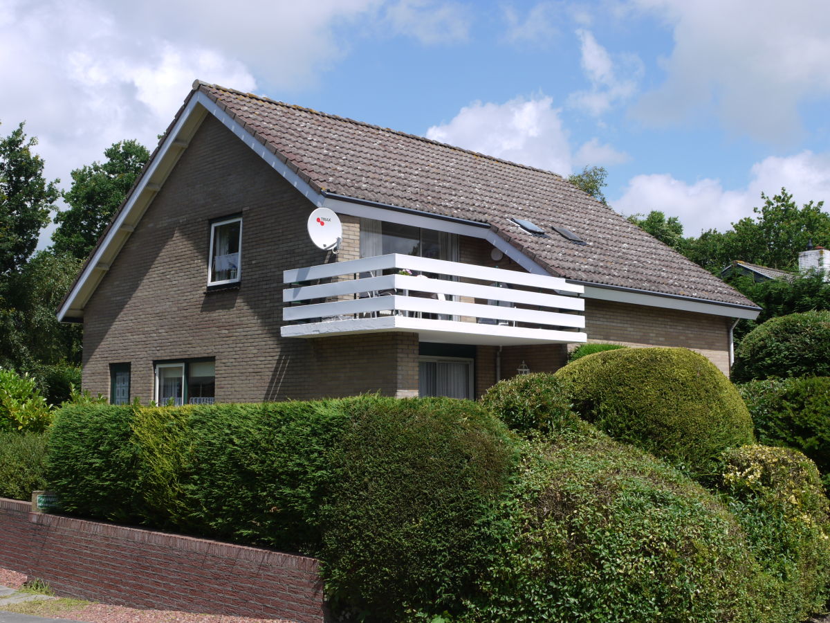 Holiday apartment Irislaan 33 - upper apartment in a two-family house - Outdoor photo 2