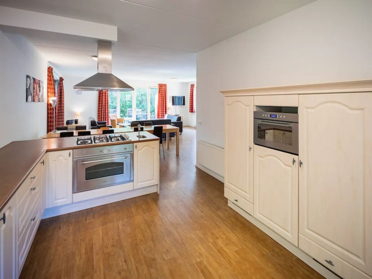 Holiday park Geräumiger Rückzugsort im Wald mit Sauna - Features photo 4