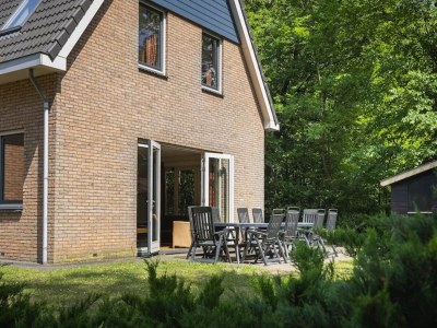 Holiday park Geräumiger Rückzugsort im Wald mit Sauna - Outdoor photo 2