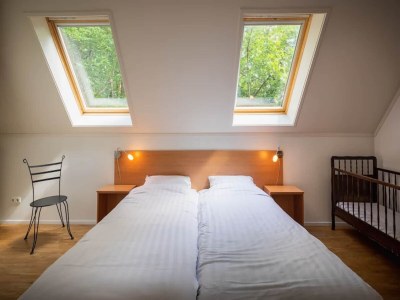 Holiday park Geräumiger Rückzugsort im Wald mit Sauna - Features photo 9