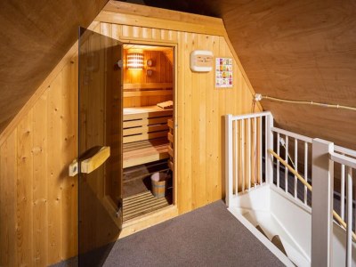 Holiday park Geräumiger Rückzugsort im Wald mit Sauna - Outdoor photo 11