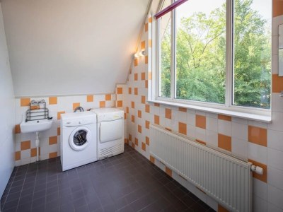 Holiday park Geräumiger Rückzugsort im Wald mit Sauna - Outdoor photo 12