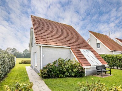 Holiday park Bungalow with Private Sauna by the Coast in Scharendijke - Holiday park