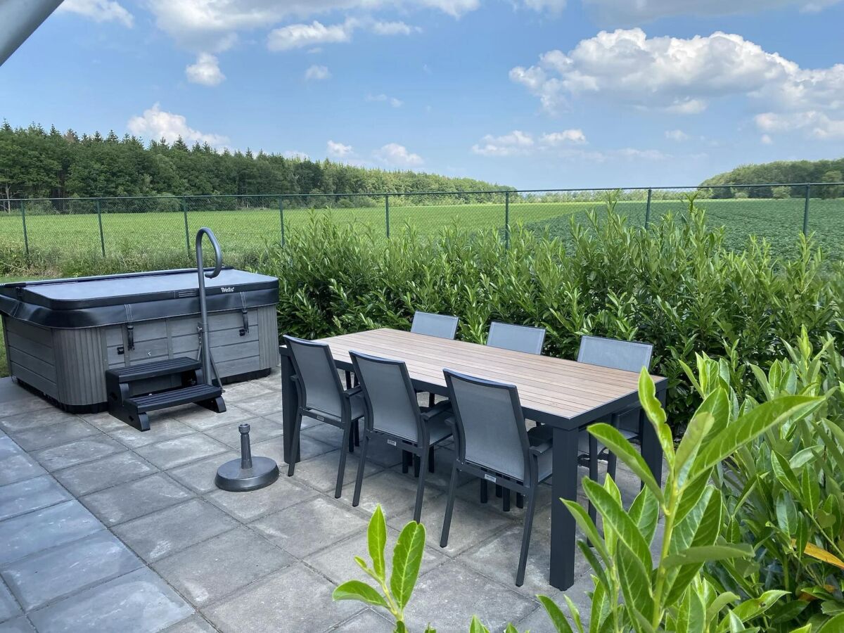 Holiday park Wellness-Bungalow am See mit Whirlpool - Outdoor photo 2