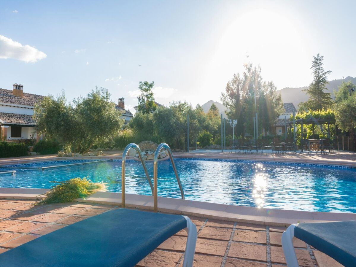 Holiday house Family-Friendly Stay with Pool Access - Outdoor photo 4