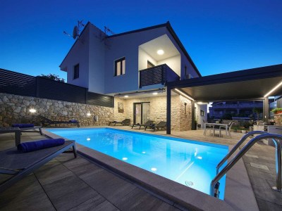 Holiday house Holiday house ZOROO with private pool - Outdoor photo 8