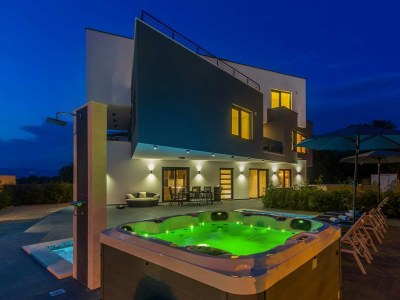 Apartment Luxury apartment NOA with pool and hot tub in Njivice - Apartment