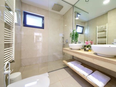 Villa Villa LUMINOSA with outdoor and indoor pool and sauna - Features photo 35