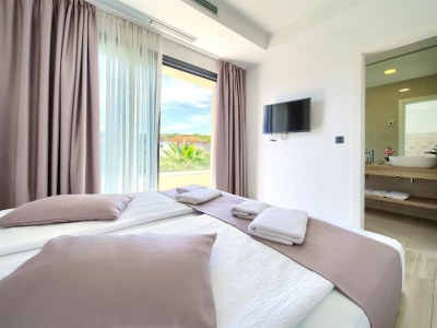 Villa Villa LUMINOSA with outdoor and indoor pool and sauna - Features photo 49