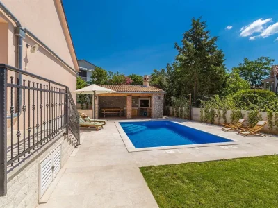 Holiday house Holiday house MASLINA with pool in Pinezići - Holiday house