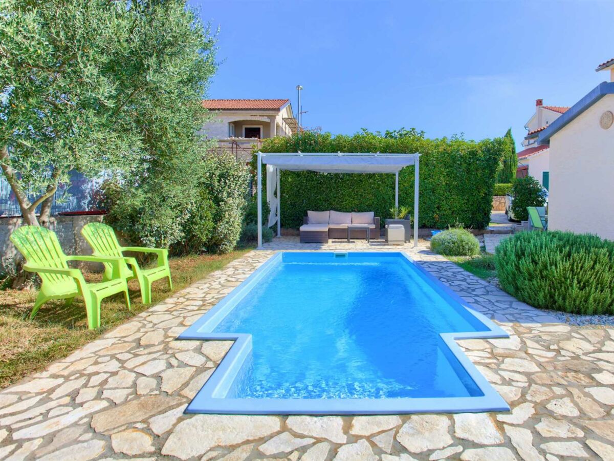 Holiday house Holiday house NIKA with pool and jacuzzi - Outdoor photo 2