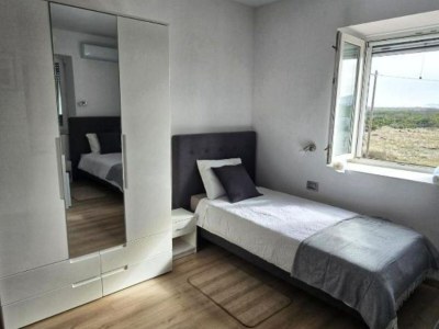 Apartment Rooms Burnum - Twin Room 7 - Features photo 13