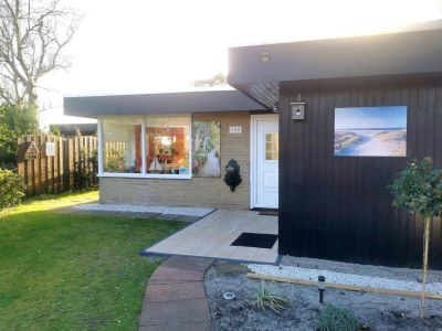 Holiday house Einladender Bungalow mit privatem Garten in Sint Maartenszee - Holiday house