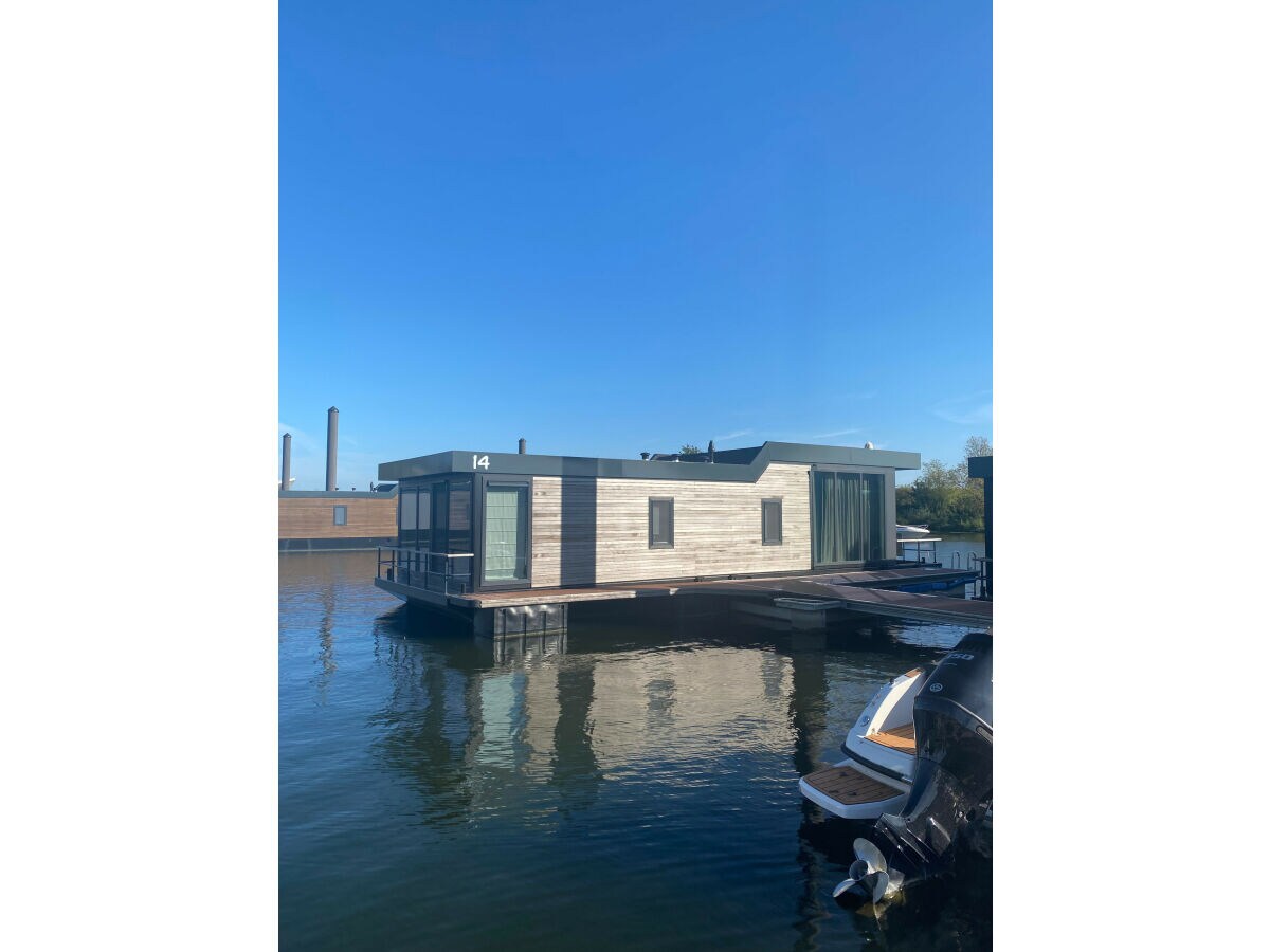 House boat Maasterp - Woonboot 14