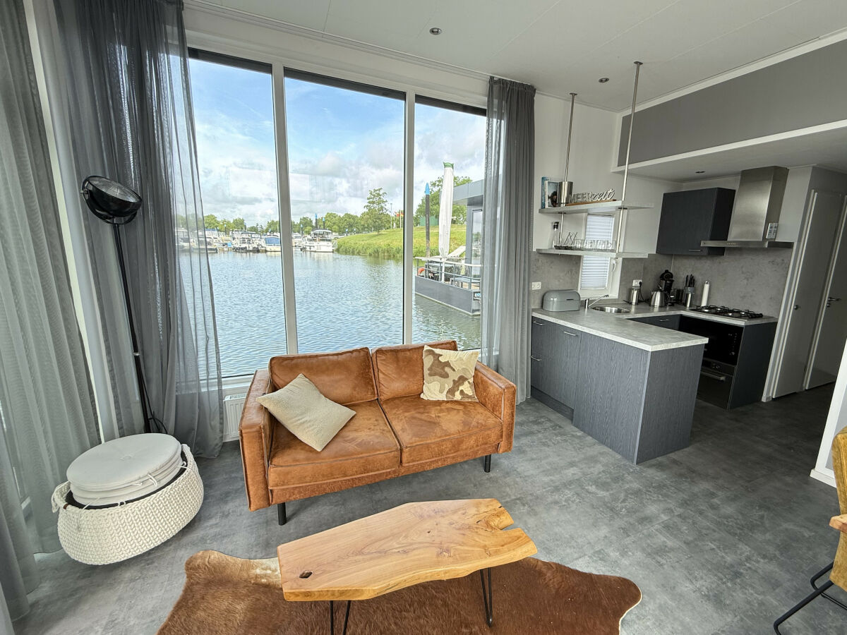 House boat Maasterp - Woonboot 2 - Features photo 4