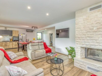 Holiday house Four Bedroom Holiday House Mali Raj with Pool - Features photo 4