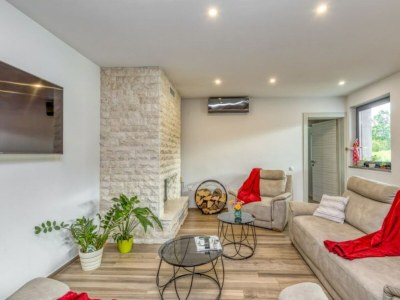 Holiday house Four Bedroom Holiday House Mali Raj with Pool - Features photo 5