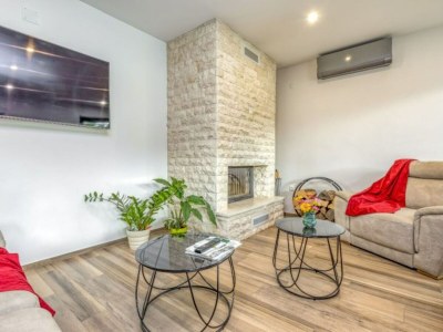 Holiday house Four Bedroom Holiday House Mali Raj with Pool - Features photo 6